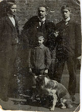 Wilhelm Fuchs mit seinen Brüdern Paul, Fritz und Franz sowie einem Hund