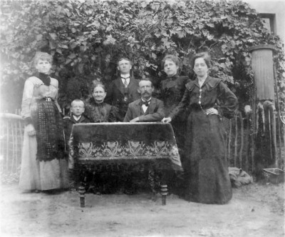 Familie Prillwitz auf ihrem Hof in der Lindenstrasse im Jahre 1905